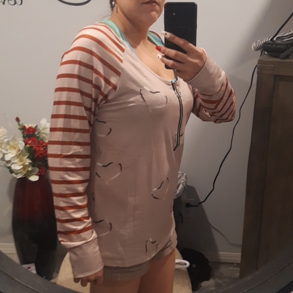 Shirt with hearts and strips - Picture 3 of 3